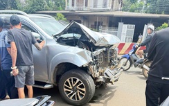 Đắk Lắk: Người dân vây bắt tài xế xe ô tô gây tai nạn rồi bỏ trốn