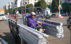 TP.HCM: CSGT mạnh tay xử lý hàng trăm phương tiện chở hàng cồng kềnh