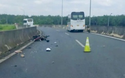 Người đàn ông đi xe máy ngã xuống đường tử vong sau va chạm với xe khách