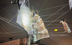 Dông lốc làm tốc mái nhiều nhà dân ở Đồng Nai