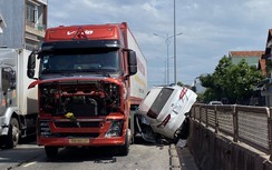 Quảng Ngãi: Xe container va chạm ô tô con, 3 người bị thương, quốc lộ 1 ách tắc