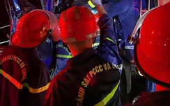 Xe tải va chạm xe khách trên cao tốc, tài xế mắc kẹt trong ca bin