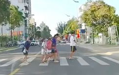 Hành động đẹp của cháu bé khi tài xế ô tô nhường qua đường