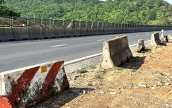 Lắp dải phân cách ngăn ô tô đỗ xe trái phép trên cao tốc Vĩnh Hảo - Phan Thiết