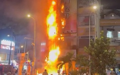 Hai căn nhà ở trung tâm TP.HCM bất ngờ cháy ngùn ngụt trong đêm