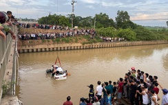 Nỗ lực tìm người mất tích sau vụ ô tô lao xuống sông ở Nghệ An