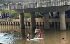 Ô tô tông loạt xe máy rồi lao xuống sông, nhiều người bị thương và mất tích