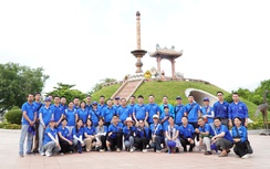 Hàng nghìn du khách đến dâng hương tại Thành cổ Quảng Trị dịp 27/7