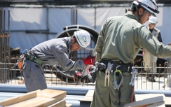 Khan hiếm lao động phổ thông, đặc biệt là công nhân xây dựng