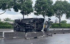 TP.HCM: Liên tiếp hai xe tải tông dải phân cách, đường Đỗ Mười kẹt cứng giữa trưa