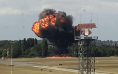 Máy bay rơi ngay sau khi cất cánh phát nổ như "quả cầu lửa" tại sân bay Anh