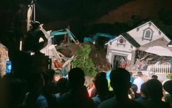 Bàng hoàng khoảnh khắc đất đá vùi lấp 2 ngôi nhà, 5 người thương vong ở Lào Cai