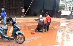 Đắk Lắk: Tuyến đường liên xã xuống cấp nghiêm trọng, người dân liên tục té ngã