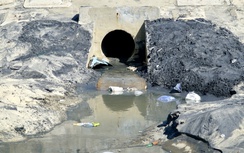 Gia Lai: Nước thải đen sì xả tràn ra biển Lý Hòa