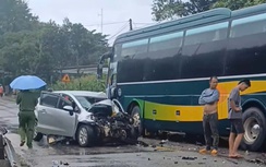 Xe khách và ô tô con va chạm trên đường Hồ Chí Minh, giao thông ách tắc nhiều giờ