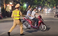 CSGT Hà Nội xuyên đêm xử lý "ma men" cầm lái, có tài xế bỏ xe tháo chạy