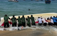 Gia Lai: Ca nô du lịch bị sóng lớn đánh lật khi trả khách, 3 người bị thương