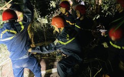 Giải cứu tài xế xe đầu kéo mắc kẹt trong ca bin dưới vực sâu ở Quảng Trị