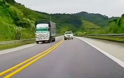 Xe bán tải vượt ẩu trên cao tốc Nội Bài - Lào Cai, suýt gây tai nạn giao thông