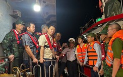 Phó Thủ tướng Trần Hồng Hà trực tiếp chỉ đạo tại hiện trường cứu hộ nạn nhân vụ lật tàu