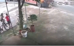 Chạy theo bà qua đường, bé 3 tuổi bị xe container tông tử vong