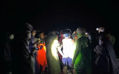 Hà Tĩnh: Cứu 34 người trên tàu chìm ở biển Thiên Cầm vào bờ an toàn