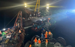 Tàu du lịch lật trên vịnh Hạ Long: Đã cứu 11 người, tìm thấy 38 thi thể, 4 người mất tích