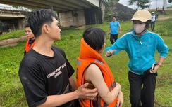 Quảng Ngãi: Cảnh sát cứu sống hai anh em ruột đuối nước trên sông Đăk Bla