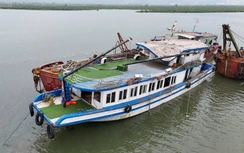 Họp báo vụ lật tàu du lịch ở Hạ Long: Tìm nạn nhân mất tích trước khi bão đổ bộ