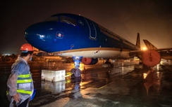 Cận cảnh tàu bay được chằng néo ở Nội Bài trước bão số 3