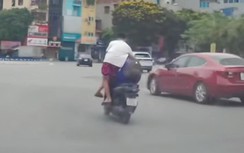 Hai thanh niên đổi lái xe máy như "diễn xiếc", tiềm ẩn nguy cơ gây tai nạn