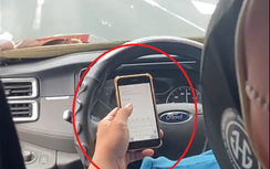 Tài xế xe khách "lướt" điện thoại khi đi trên cao tốc bị phạt 5 triệu đồng