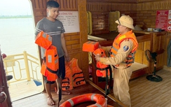 Hà Nội: CSGT, công an xã trực tiếp hướng dẫn phòng chống bão tại các bến phà, làng chài