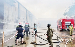 Điều tra nguyên nhân cháy kho nguyên liệu thuốc lá 1.000m2 ở Bắc Ninh