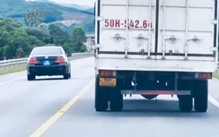 Tài xế ô tô biển xanh vượt ẩu trên cao tốc bị phạt 5 triệu đồng, trừ điểm bằng lái