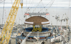 Cẩu trục lớn nhất thế giới thi công mái vòm 245 tấn lên tòa nhà lò phản ứng hạt nhân