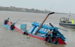 Quảng Ninh: Tàu cá lật vì gió lốc, 9 người được cứu kịp thời