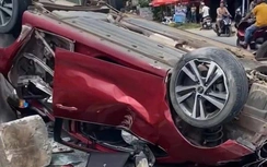 Ba người mắc kẹt trong ô tô lật ngửa sau khi bị nổ lốp, va chạm liên hoàn