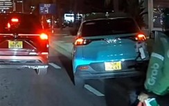 Ô tô thản nhiên leo vỉa hè tránh đoạn đường tắc