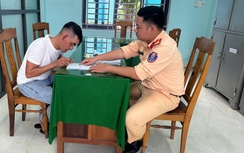 Xử phạt tài xế xe tải để rơi vãi đá dăm trên quốc lộ 24C qua Quảng Ngãi