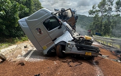 Hai xe đầu kéo đấu đầu rồi bốc cháy trên quốc lộ, một người trọng thương