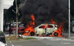 Bắc Ninh: Ô tô bốc cháy sau khi khởi động, hai vợ chồng kịp thời thoát thân