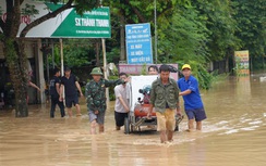 Lốc xoáy làm tốc mái hàng chục ngôi nhà, trường học, sơ tán 140 bệnh nhân đến nơi an toàn