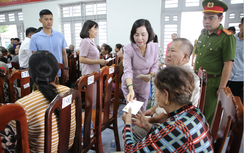 Phó Chủ tịch Quốc hội Nguyễn Thị Thanh thăm và tặng quà gia đình chính sách ở Tây Ninh