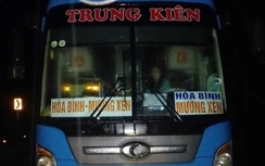 Giải cứu 20 hành khách trên xe giường nằm mắc kẹt do lũ trên quốc lộ 7