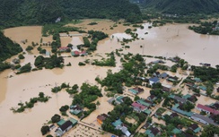 Các xã miền Tây Nghệ An tan hoang sau lũ, hàng trăm ngôi nhà chìm trong biển nước