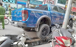 Hà Nội: CSGT cùng người dân khênh xe bán tải cứu người mắc kẹt dưới gầm