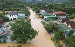 Nghe tin nhà bị lũ cuốn, người dân không về được do QL7 qua Nghệ An chìm trong biển nước