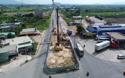 Cầu vượt nút giao cao tốc Phan Thiết - Dầu Giây đang thi công, tài xế cần lưu ý gì?