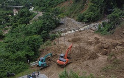 Ngày đêm khắc phục sạt lở, sớm thông đường vào cứu trợ người dân vùng lũ Nghệ An